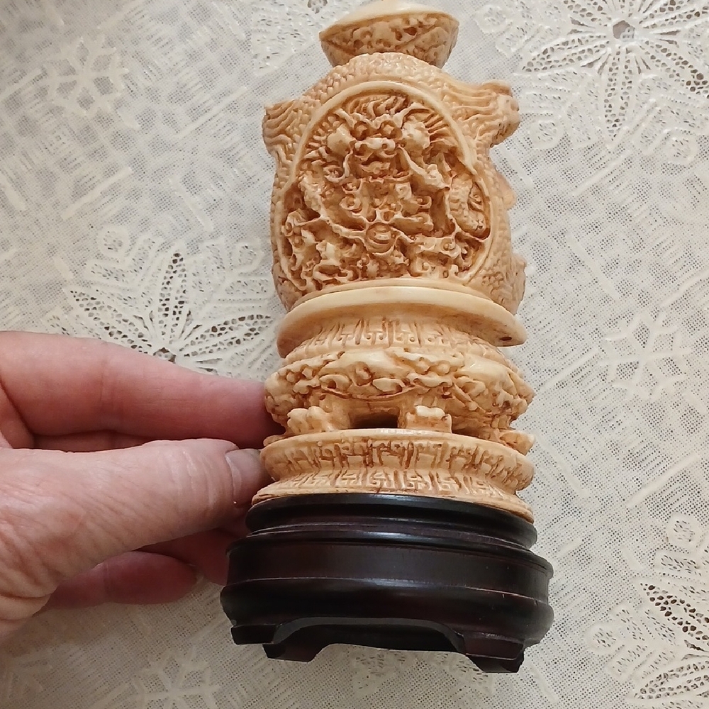 Intricate Carved Figurines in Decorative Box Vintage - Picture 7 of 7